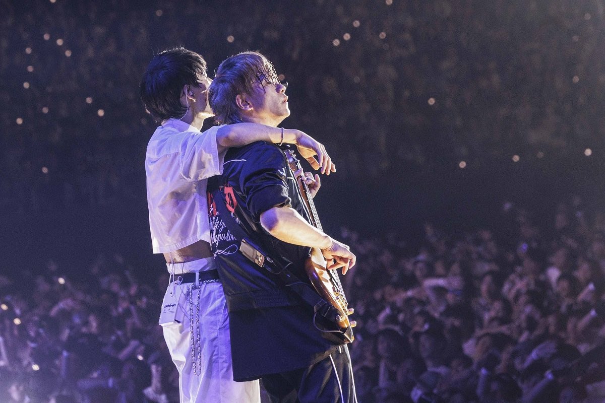 Shiga_UVERworld's tweet photo. もうひとつ言うならば、好きになったきっかけが姉の影響で、姉はUVERworldに改名した時から追ってた。激動前くらいのタイミングで結婚して離れたみたいやけど、今のUVERworldここまで来たぞと。どんなけカッコよくなったかを魅せるためどこかのライブに連れて行きたい💪
#UVERworld_日産スタジアム https://t.co/Yilo0R6Z8m