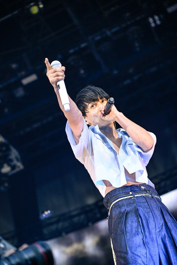 Shiga_UVERworld's tweet photo. もうひとつ言うならば、好きになったきっかけが姉の影響で、姉はUVERworldに改名した時から追ってた。激動前くらいのタイミングで結婚して離れたみたいやけど、今のUVERworldここまで来たぞと。どんなけカッコよくなったかを魅せるためどこかのライブに連れて行きたい💪
#UVERworld_日産スタジアム https://t.co/Yilo0R6Z8m