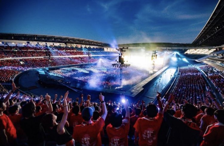 Shiga_UVERworld's tweet photo. もうひとつ言うならば、好きになったきっかけが姉の影響で、姉はUVERworldに改名した時から追ってた。激動前くらいのタイミングで結婚して離れたみたいやけど、今のUVERworldここまで来たぞと。どんなけカッコよくなったかを魅せるためどこかのライブに連れて行きたい💪
#UVERworld_日産スタジアム https://t.co/Yilo0R6Z8m