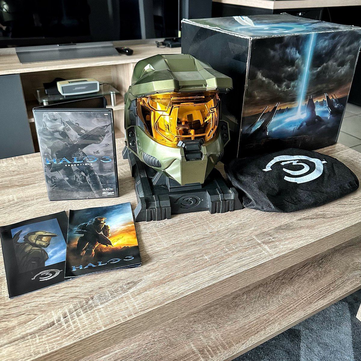 Floxygen_'s tweet image. Belle petite trouvaille au cash express du coin. À part la boîte un peu abîmée le reste est en bon état. Le prix est correct je pense comparé aux prix qu’on peut voir sur des sites 
Maintenant le problème c’est où le mettre ? 😅
#Halo3 #collector #masterchief #John117 🫡