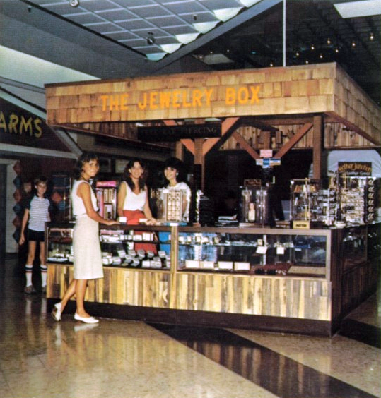 CityofAltamonte's tweet photo. The #AltamonteMall turns 49 today! The mall opened in August 1974 and was the second largest tourist attraction in Central Florida at the time, behind Walt Disney World. Check out these throwback pictures from the 1980s. (📷: @Radically_Retro) #LiveAltamonte @AltamonteMall https://t.co/K1Tma1vnbI
