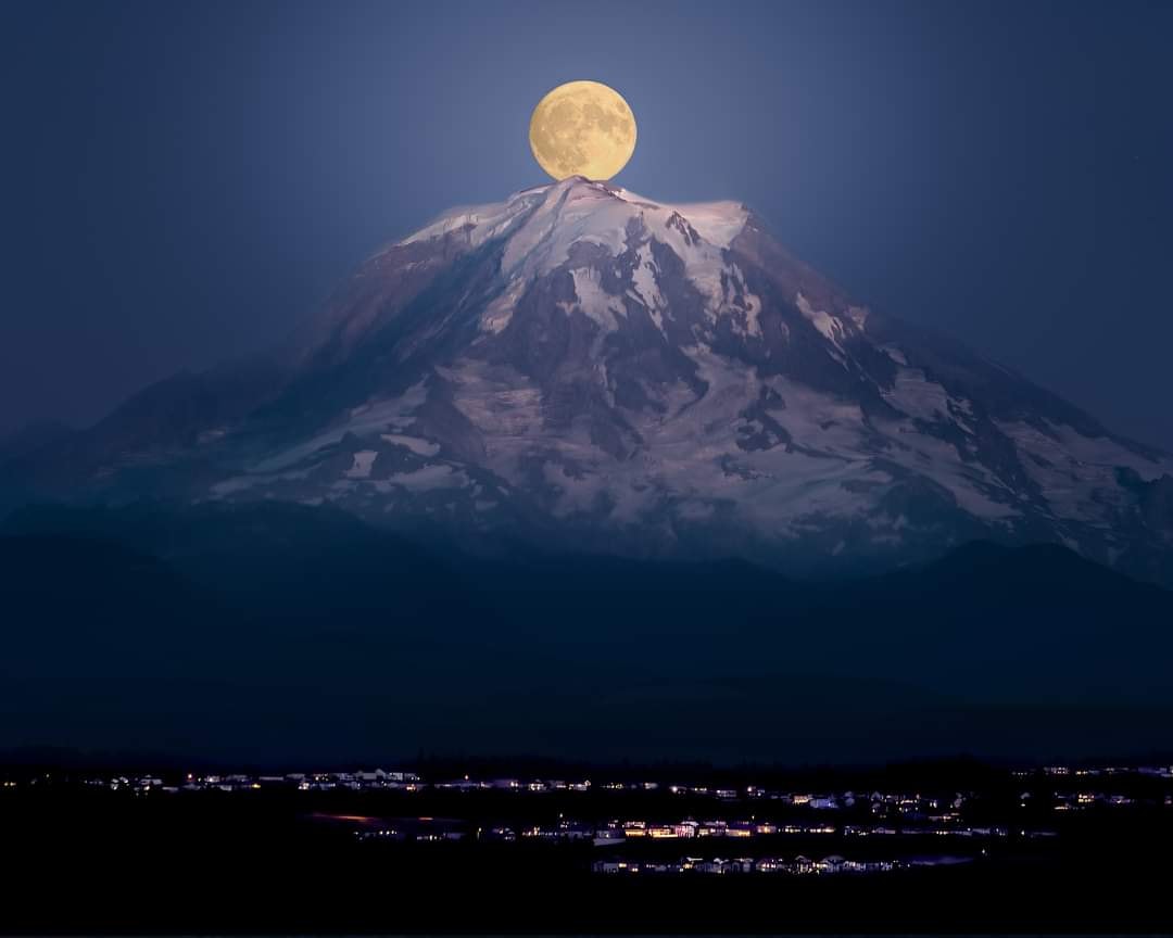 Super mountain. SUPER MOON! 🌕🗻

📸: Jack Darling #SuperMoon #Rainier #SoNorthwest