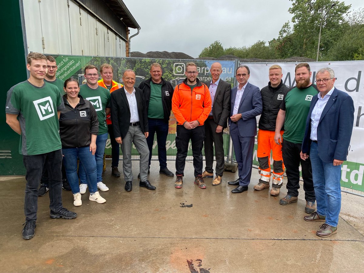 FinanzenHessen's tweet photo. Marpe Bau investiert viel in #Digitalisierung und #Ausbildung, davon konnte sich #Finanzminister Michael #Boddenberg bei seinem Besuch in #BadArolsen überzeugen. Die duale Ausbildung sei eine 🇩🇪 Spezialität und wichtiger Baustein zur #Fachkräftesicherung. https://t.co/Ve0ieJOmsg https://t.co/B0ZXbo0Ei5