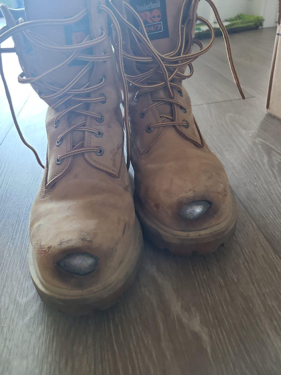 The_OneManRiot's tweet photo. Dear @Timberland ...I have had these for a week, thanks for playing. Your CS is a 0/10 btw. https://t.co/wbhZZBTEm4