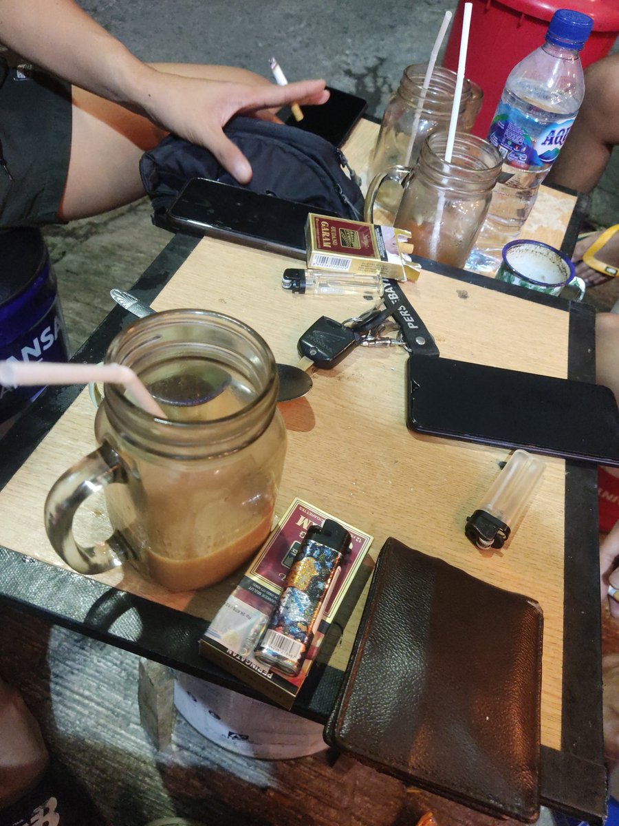 anggertsu's tweet photo. Cowo kalo lagi nongkrong, ngga bakal bisa diem. Rumpiknya macem-macem. Mulai dari konspirasi sampe gimana caranya kebal santet. https://t.co/Y8m0NWjexH