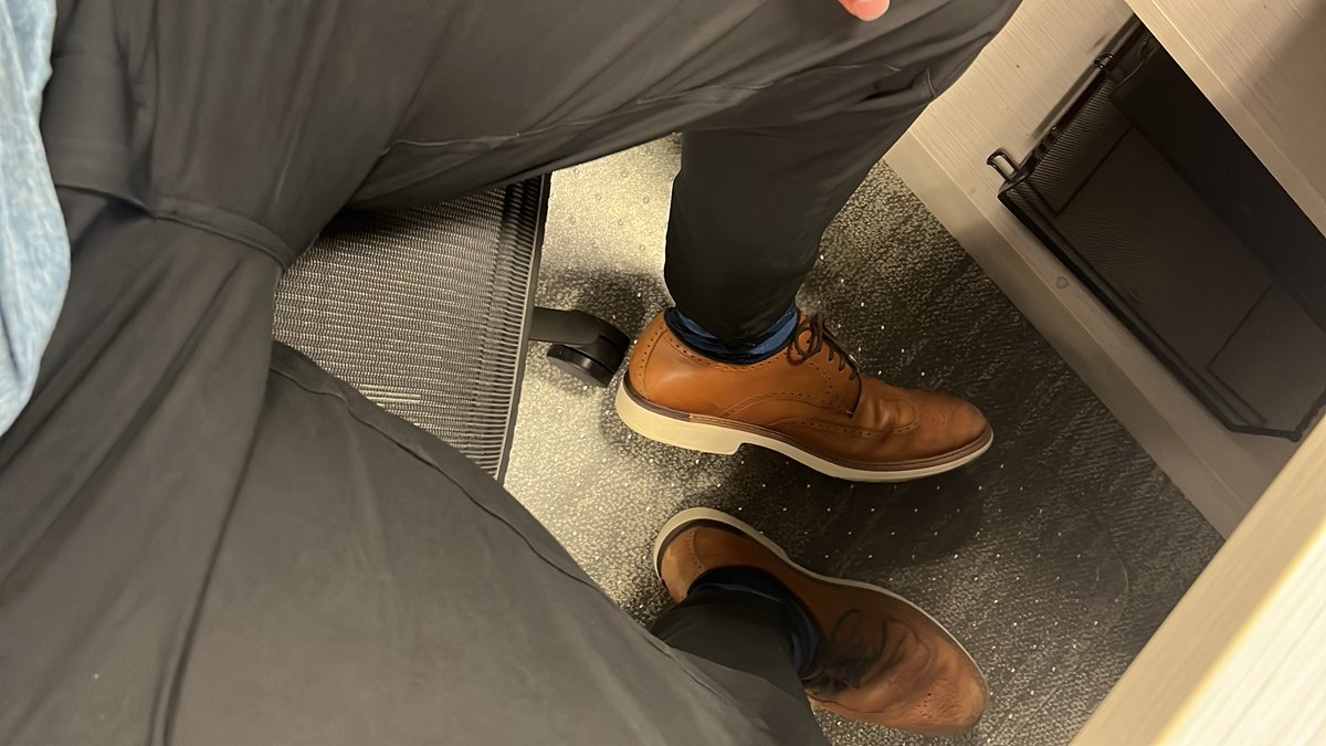 Just had to cancel a trip I had planned for months due to a funeral. Unfortunately the airlines/airbnb are not allowing cancellations. 

I expect you loser boys to cover this. $1000 plus dollars down the drain. Start sending

#findom #finsub #alpha #cashmaster
