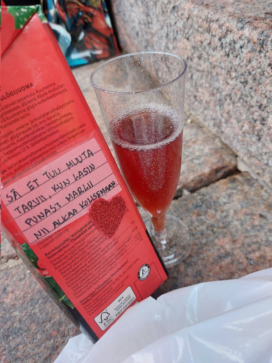 Pinjasin's tweet image. Punainen marli korkattu kaivohuoneella 🥂