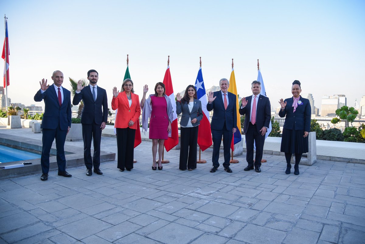 CancilleriaCol's tweet photo. Durante encuentros de altas autoridades en Santiago de Chile 🇨🇱 , la viceministra @etaylorjay, en representación de Colombia🇨🇴 , reiteró el compromiso del país con la agenda de trabajo que retoma la @A_delPacifico. 

Sigue 👇 https://t.co/aPZyTO4V6D