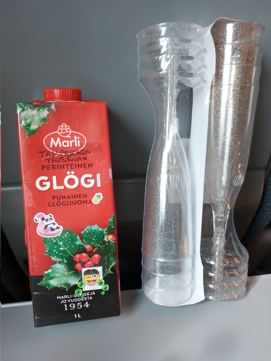 Pinjasin's tweet image. Punainen marli korkattu kaivohuoneella 🥂