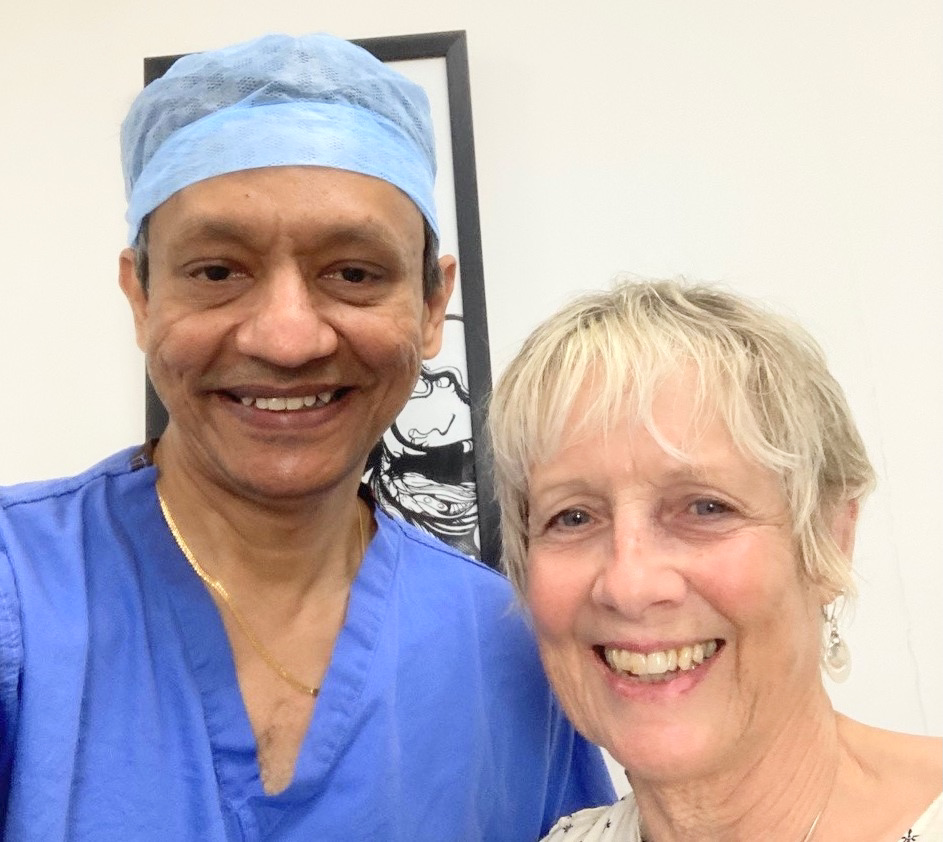 KingsCollegeNHS's tweet photo. 🏅 Karen Rockwell, a liver transplant recipient at 68, expressed heartfelt gratitude to King's staff for their care in 2010. To show her appreciation, she presented them with her gold medal from the #WorldTransplantGames!

Read more ➡️ https://t.co/NQqOwEMBLC https://t.co/BDahvNgBdD