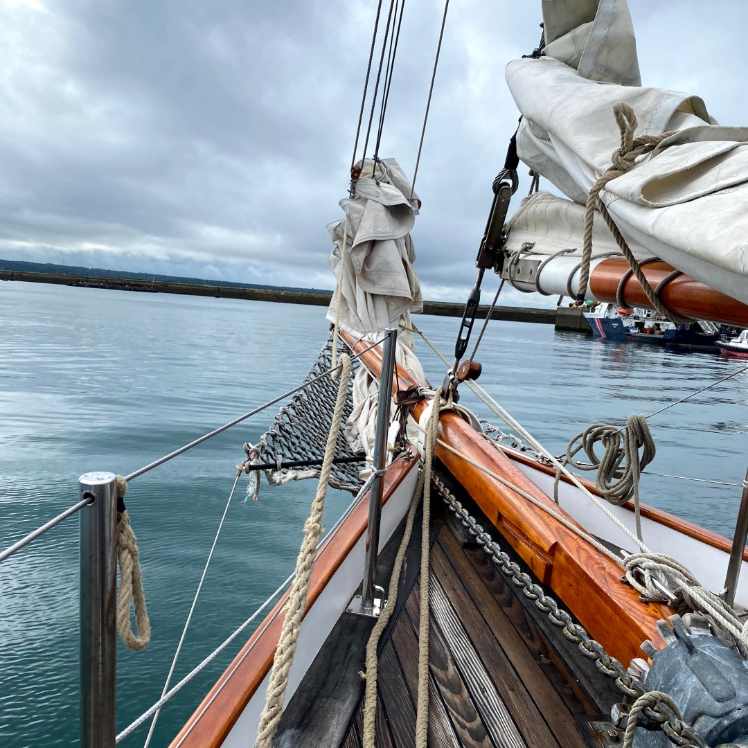 @LeSkeaf, grand #yacht classique qui navigue et qui embarque du grand public en #Bretagne . Il est présent au #port de #Brest  jusqu’au 11 août !
Lien de la billetterie --> mtr.bio/fetes-maritime…
