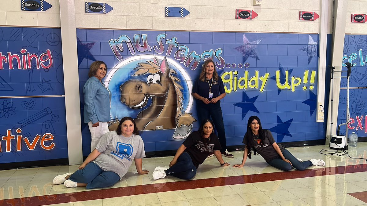 RocioLu85441516's tweet photo. #impact #teacherteambuilder #LasPeques #teamteachpose @PeaseMustangs https://t.co/uCaL3RMjAk