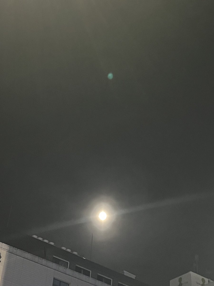 ankuro39's tweet photo. 左後方にほぼ満月🌕を見ながら帰宅です…
寂しい満月の夜だなぁ〜 https://t.co/LSJjQC3frq