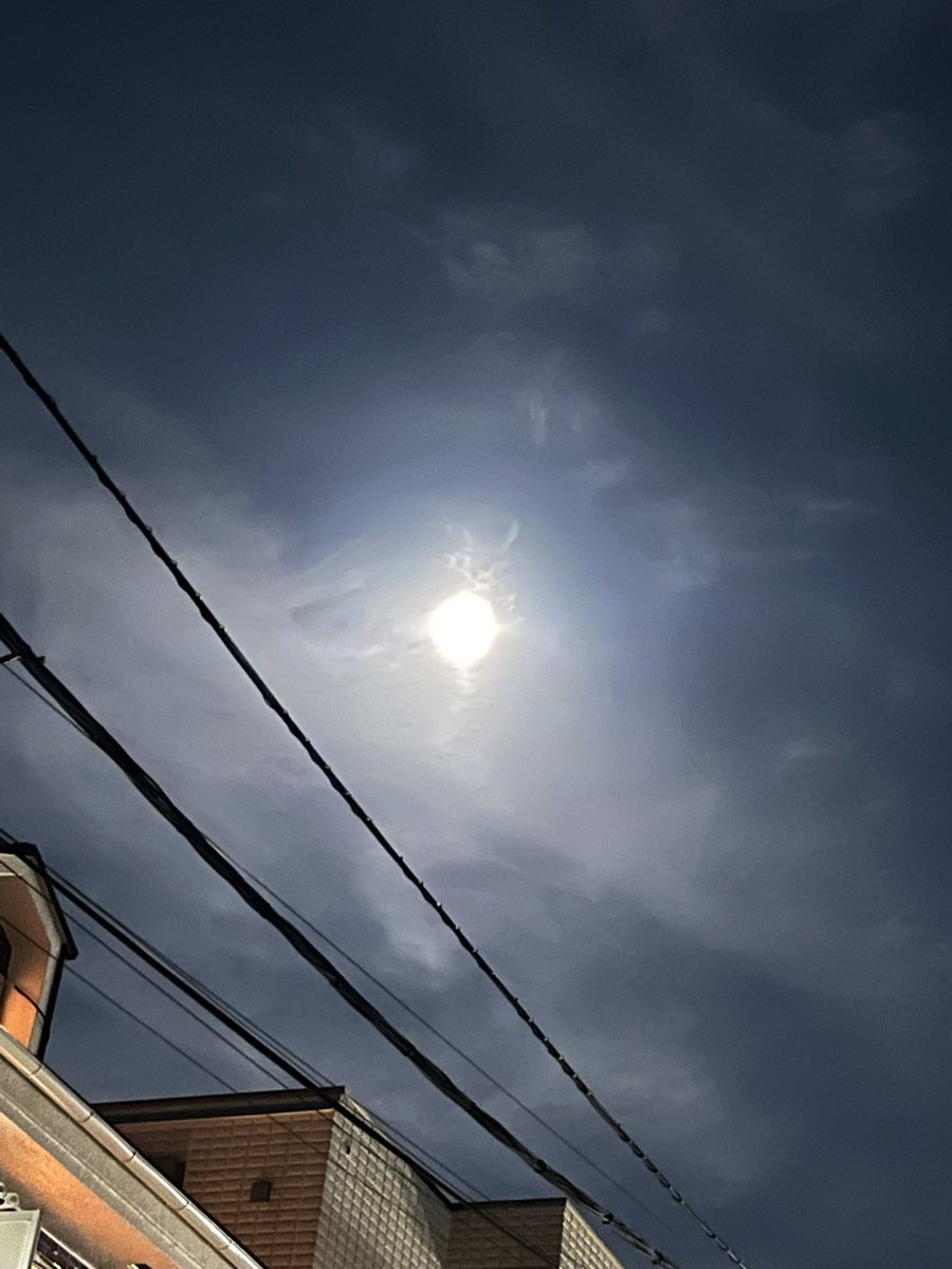 ankuro39's tweet photo. 左後方にほぼ満月🌕を見ながら帰宅です…
寂しい満月の夜だなぁ〜 https://t.co/LSJjQC3frq