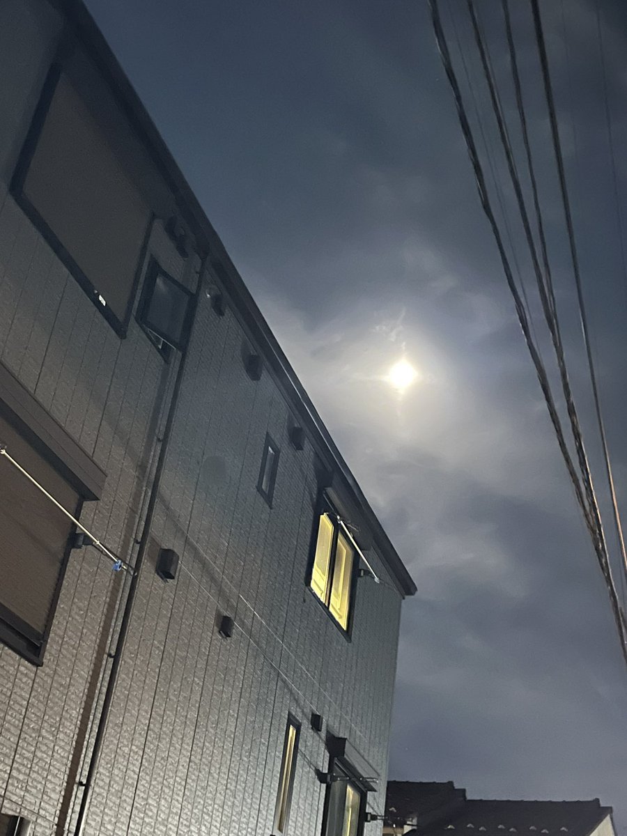 ankuro39's tweet photo. 左後方にほぼ満月🌕を見ながら帰宅です…
寂しい満月の夜だなぁ〜 https://t.co/LSJjQC3frq