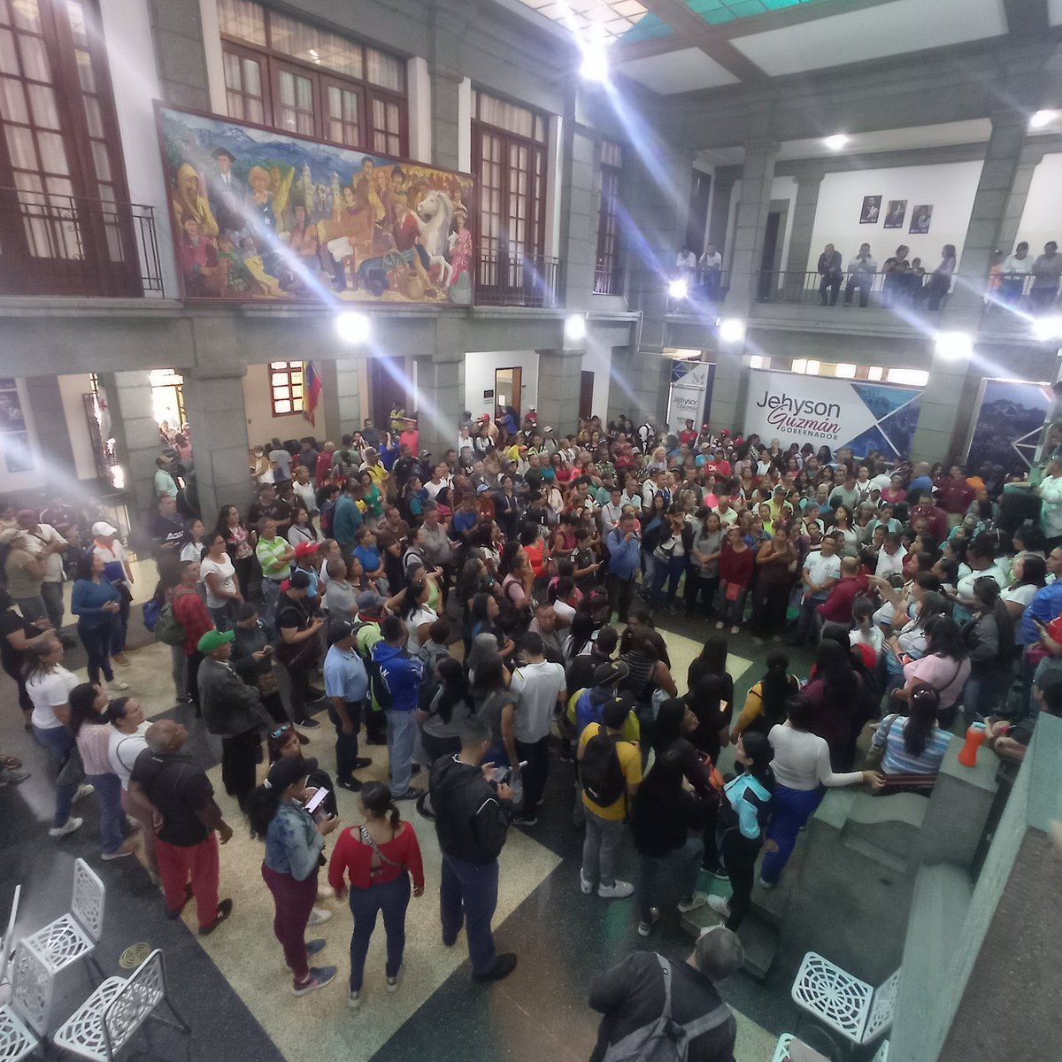 #Mérida #02Agosto 650 obreros dependientes de la Gobernación del estado Mérida, protestan por el pago fraccionado de su bono vacacional, reclaman que se les dote de uniformes y el cumplimiento de todos los beneficios que por ley les corresponde