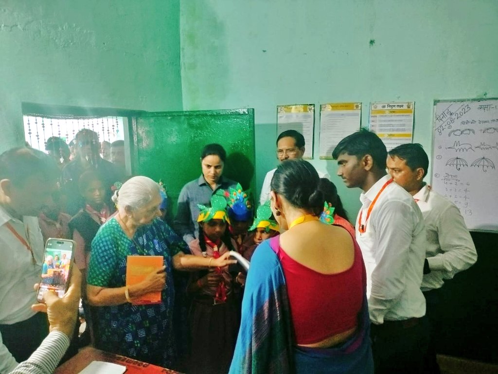 महामहिम राज्यपाल विद्यालय में बच्चों के साथ 
<a href="/UPGovt/">Government of UP</a> <a href="/CMOfficeUP/">CM Office, GoUP</a> <a href="/basicshiksha_up/">Department Of Basic Education Uttar Pradesh</a>
<a href="/thisissanjubjp/">Sandeep Singh</a> @DM_Jalaun @Chandra945301