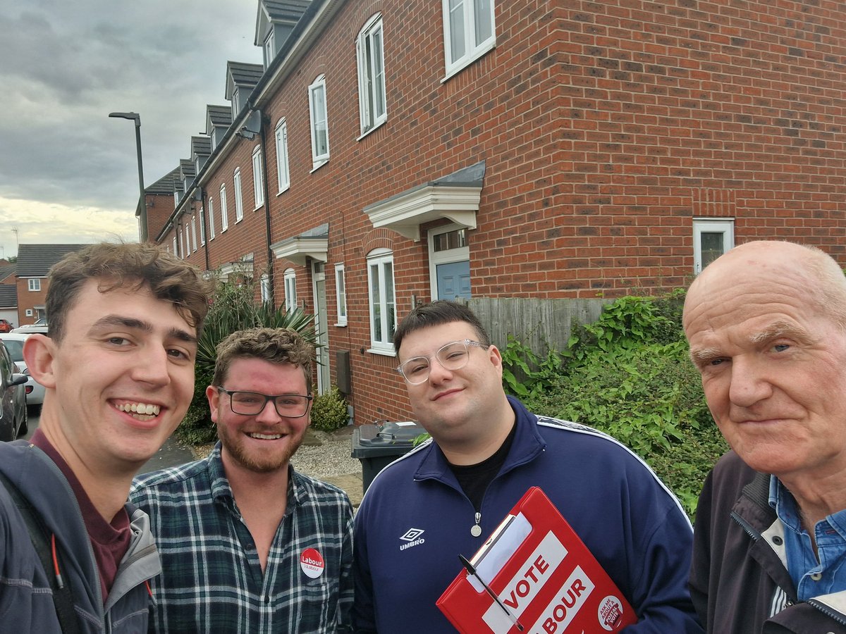 Out meeting residents last night with <a href="/CurtisHowardLEC/">Curtis Howard</a> @PoliticoPeat and Neil. It's always important to listen to residents and see what we can do and how we can help.
