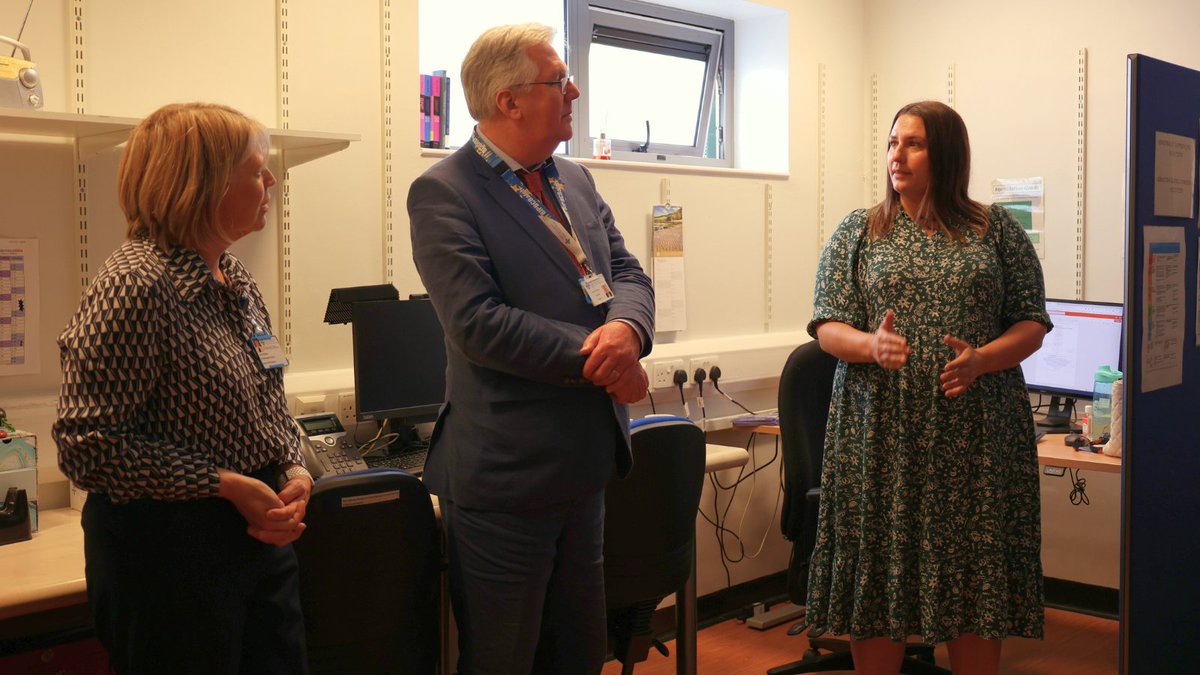 Our Chair Dyfed Edwards and Interim CEO Carol Shillabeer met with Deputy Minister for Mental Health and Wellbeing <a href="/lynne_neagle/">Lynne Neagle</a> <a href="/WelshGovernment/">Welsh Government</a> today at our Heddfan Unit in Wrexham, to visit the NHS Wales 111+2 service, a 24 hour service offering urgent mental health support.