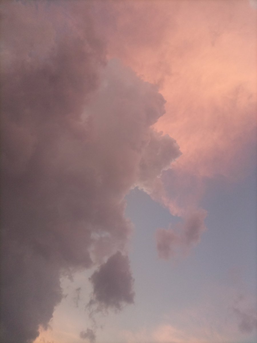 aliya_arooj's tweet photo. Clouds welcoming August 🤍 https://t.co/6nwljFX2ml