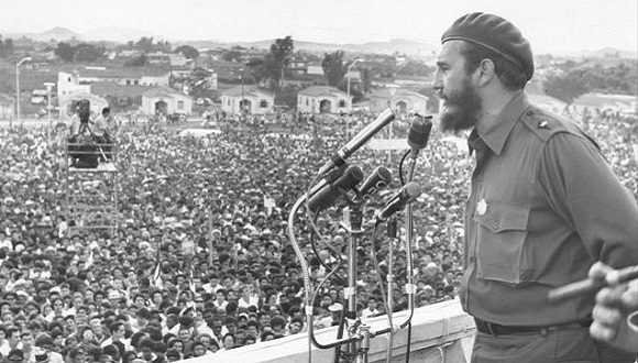 "Una revolución educa, una revolución combate la ignorancia y la incultura, porq en la ignorancia y la incultura están los pilares sobre los q se sostiene todo el edificio d la mentira, todo el edificio d la miseria, todo el edificio d la explotación". #FidelPorSiempre 8-11-1961