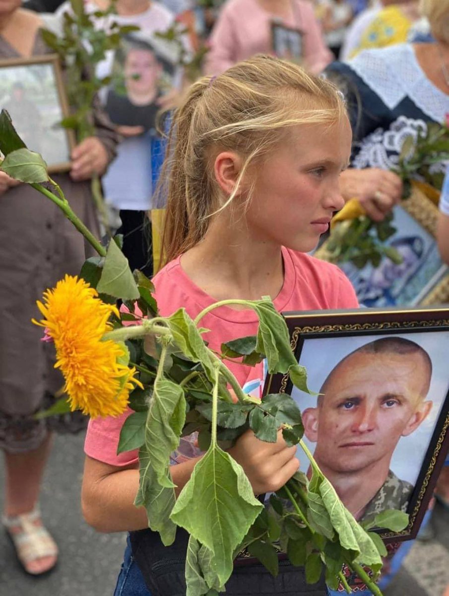 Gerashchenko_en's tweet image. Terrible war. 

Children of fallen heroes also go to the frontlines. 

Yaroslava Zhuravel grew up and became a soldier. 

Her father, a marine intelligence officer, Yaroslav Zhuravel, died in 2020. His daughter decided to become a soldier too.

📷: Ihor Zakharenko and Marusia…