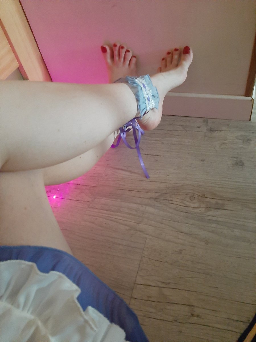 Hiii ! First post here ❤ I felt pretty today #feetpic #feetfethish #feetcontent #feetfinder #feetseller