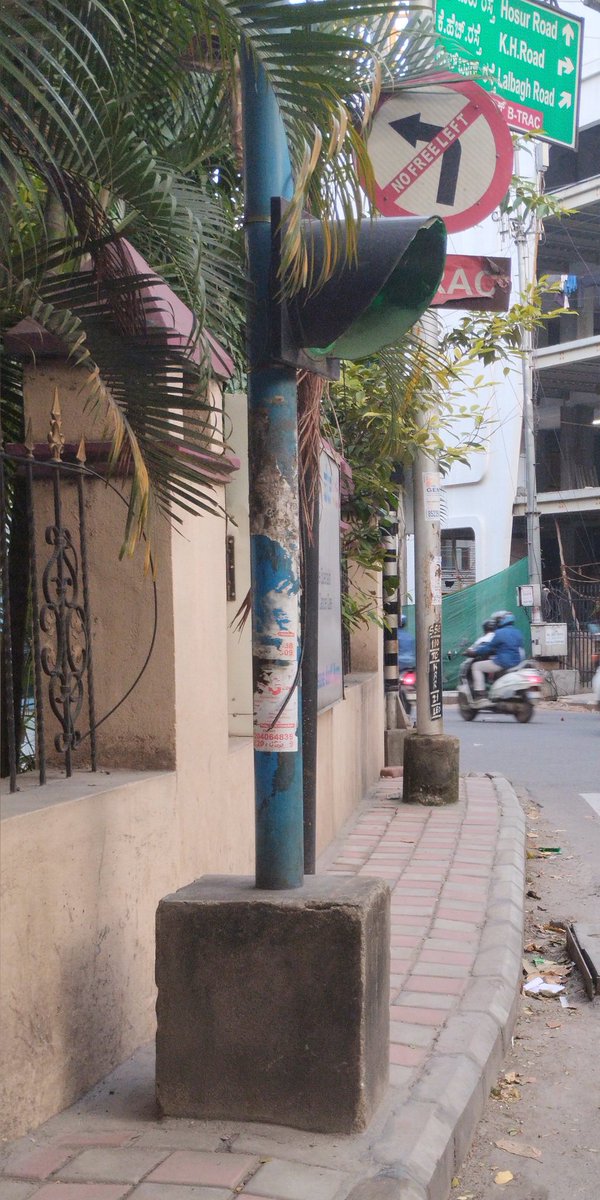 RBPachhapur's tweet photo. @BBMPCOMM Can you guide #pedestrians where to walk in P Kalinga Rao road junction, behind your head office.
#LetUsWalk
@urbanvoicesin
@WFRising @BBMPAdmn @BengaluruAgenda @bengawalk @anil_lulla @aksheevthakur @bhanu_sridharan @BlrCityPolice @BLRSmartCity @rajani_XR_blr https://t.co/emlhUt8ZUr