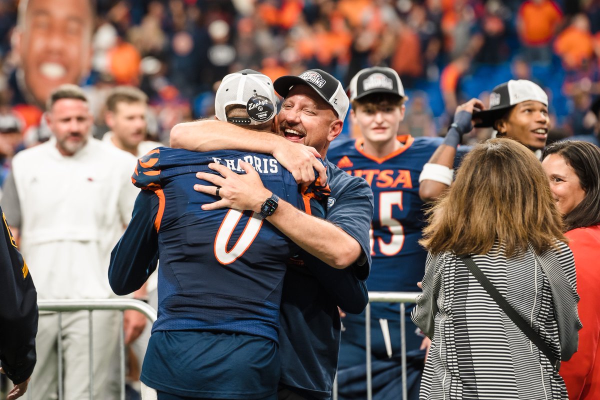 UTSA's tweet photo. Football season is officially ONE. MONTH. AWAY. 🥳

#LetsGo210 https://t.co/TN2bwedYE0