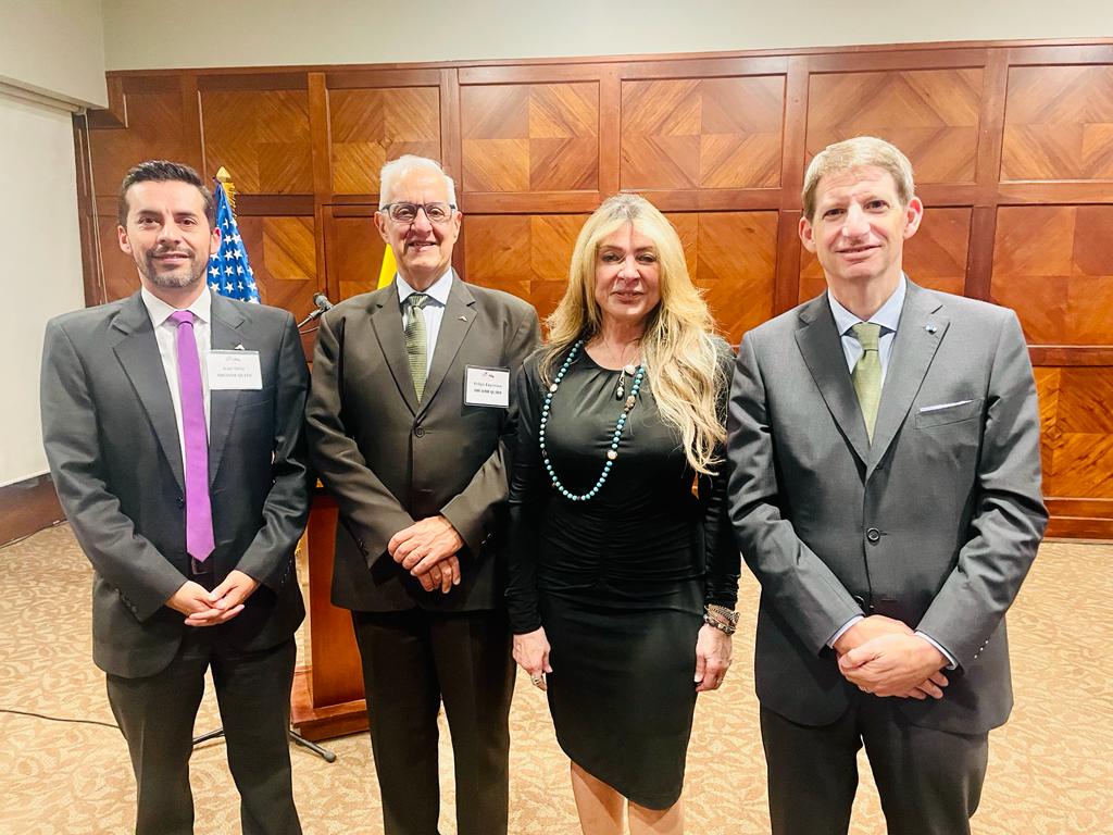 Mantuvimos un encuentro con Scott Nathan, CEO del <a href="/DFCgov/">DFC Invests</a>  en la que tratamos temas enfocados en los proyectos  que han sido financiados por esta institución, reafirmando el compromiso de seguir apoyando los proyectos del sector privado ecuatoriano🇪🇨🤝🇺🇸.

#inversion #economia