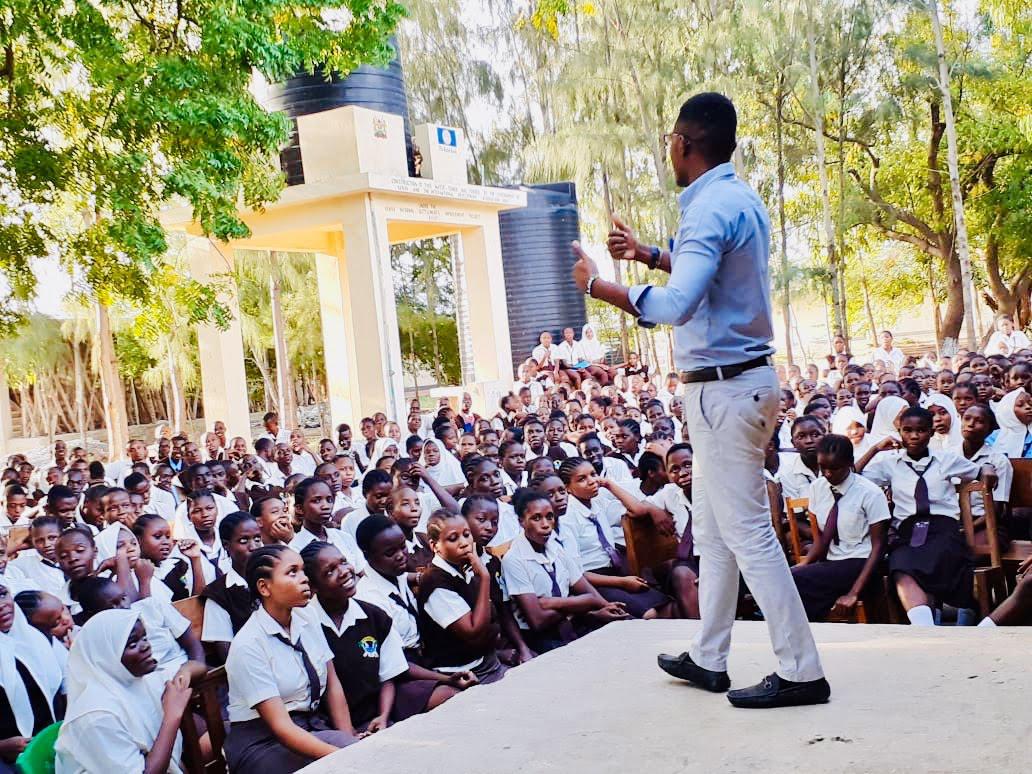Jijenge_Youth's tweet photo. JIJENGE YOUTH INITIATIVE @Jijenge_Youth conducting mentorship school program on Mental Health and Psycho-Social Support(MHPSS).#Mentalhealthforstudents #Healthmatters #Ndotohalisi #TIME_AND_DISCIPLINE https://t.co/RHBFYgYdoA