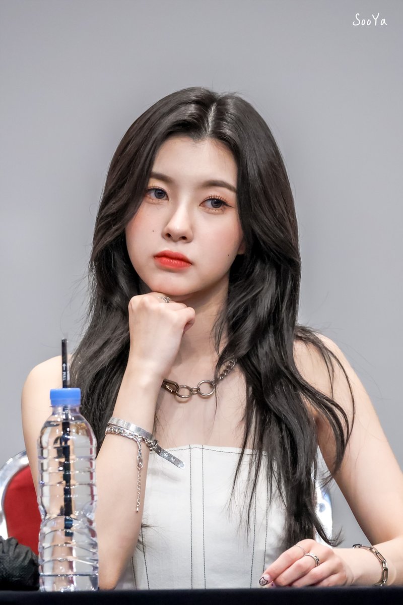 sooya_32's tweet photo. 230421 HQ
부드러움 vs 차가움? 
어떤 컨셉도 다 예뻐🐿💗 

#케플러 #Kep1er #김다연 #DAYEON #ダヨン https://t.co/WCrvqEngkE