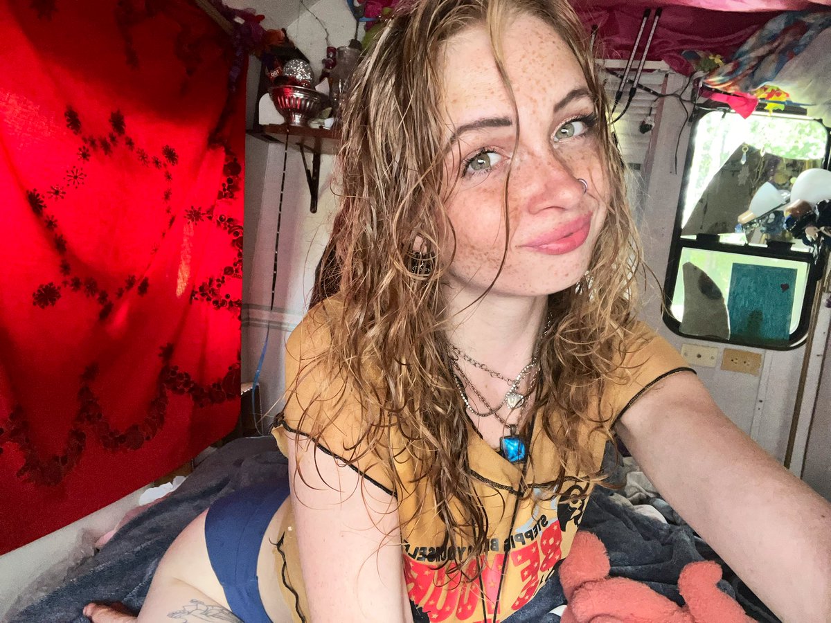 like n retweet for a free nude from me, comment when done xx