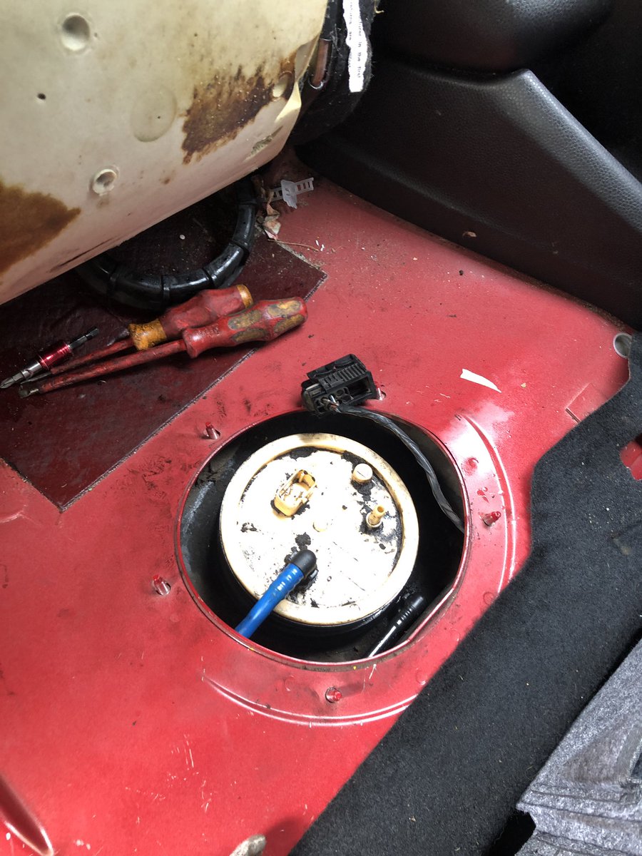 ItRecks's tweet photo. Dear @BMW this is all a tremendously good wheeze but where the diddly duck have you put the diesel fuel filter? 

#MiniR56 https://t.co/aVG4oD5Y9n