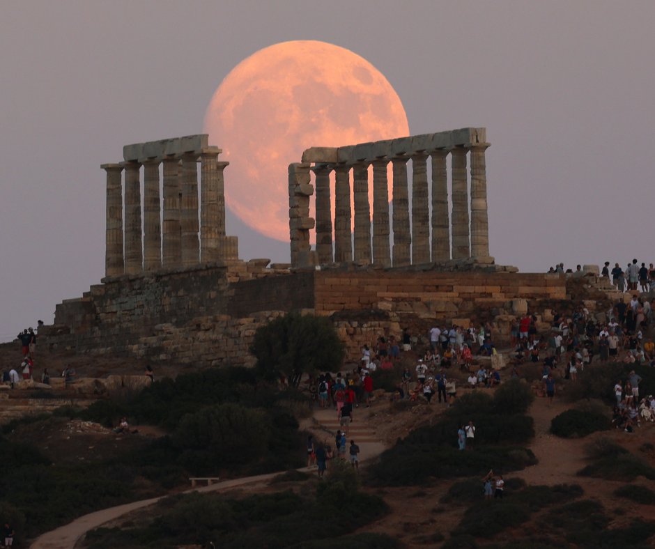 News247gr's tweet photo. 🌝 Το πιο άμορφο της χρονιάς.

📸 ΛΙΑΚΟΣ ΓΙΑΝΝΗΣ/INTIME

#fullmoon #greece #athens https://t.co/UApEQmad1e