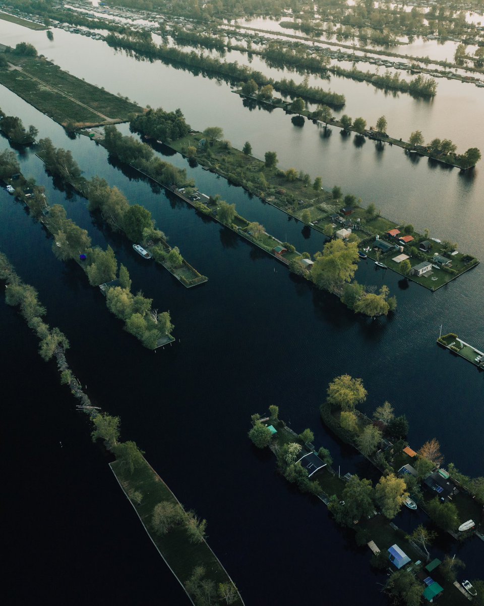 sebasvisuals's tweet photo. Discover the hidden gem of Vinkeveen, Netherlands – a serene village surrounded by crystal-clear lakes and breathtaking landscapes. 
#Vinkeveen https://t.co/WZfgE1w9VS