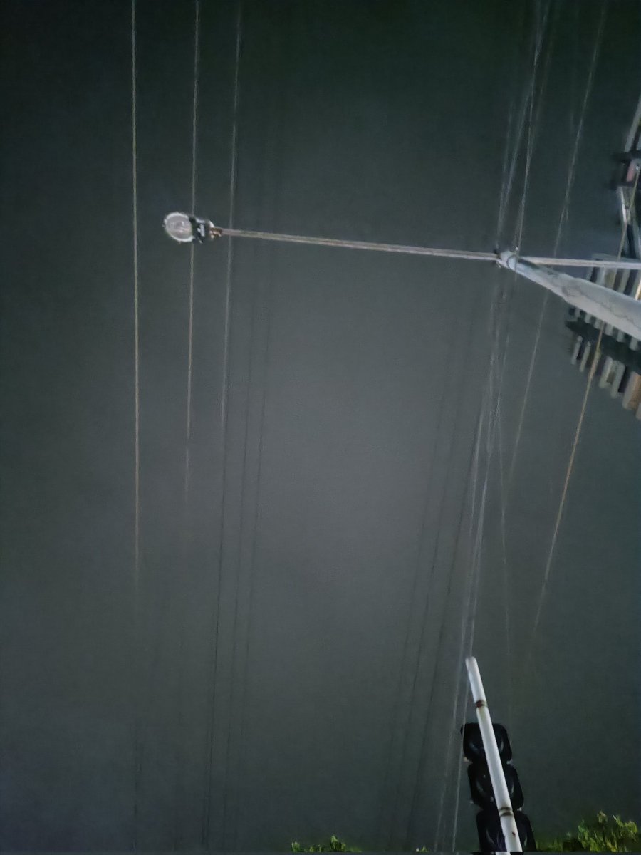 mashrujeet's tweet photo. Two weeks now that a corporate like @Adani_Elec_Mum cannot fix street lights despite registering a complaint. 

The company refuses to give a reason on why can't they fix this.

Despite multiple reminders @Adani_Elec_Mum is endangering lives of people at this dark spot.

@MNCDFbombay