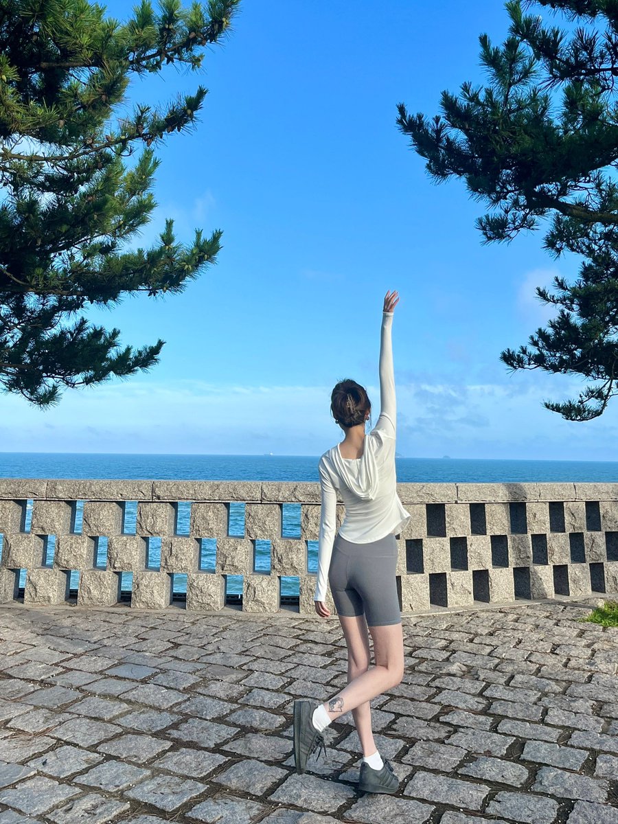 daversifier's tweet image. 🌊🌴 In this hectic world, let's get away from the hustle and bustle into the embrace of the ocean. Stroll along the vast beaches and let the sound of waves accompany our footsteps as we embark on a light adventure of the soul. #walking #hiking #beach #fun #adventure #enjoyment