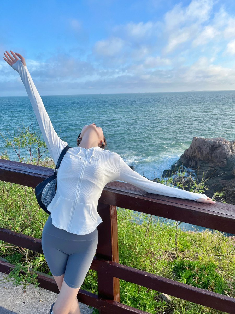 daversifier's tweet image. 🌊🌴 In this hectic world, let's get away from the hustle and bustle into the embrace of the ocean. Stroll along the vast beaches and let the sound of waves accompany our footsteps as we embark on a light adventure of the soul. #walking #hiking #beach #fun #adventure #enjoyment