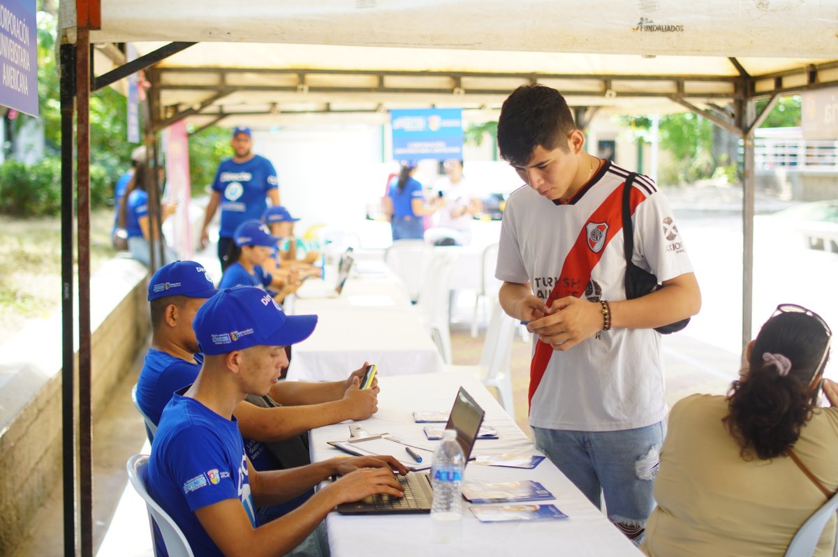 AlcaldiaBaranoa's tweet photo. Así avanza la jornada de atención del programa #DirectoALaU de la @Gobatlantico y la @SEDAtlantico. Te invitamos a conocer en la Plaza Principal los beneficios que tienen con sus becas condonables👨🏻‍🎓🚸 en instituciones de educación superior. ¡No te quedes sin esta oportunidad! https://t.co/7q3UaC9Ks4