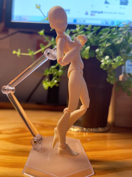 最近3Dモデル下書きに使ってるんだけど、どうも動きが固くて悩んでて、桜井さんのモーション動画でデッサン人形をベースにしてるって言っててなるほど!と思い、人形こねくり回して気持ちいいポーズつくってそれをベースに3Dモデル触るようにしたら動きが出た気がする!(絵は裏にある) 