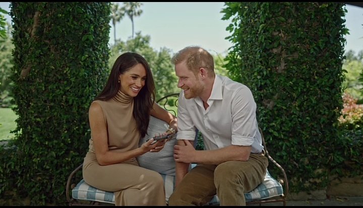 CloudNuggie's tweet photo. Prince Harry and Princess Meghan giving away 2 million.

#BurgerPrince giving away a burger.. Lmfao. https://t.co/42eOz49e6h