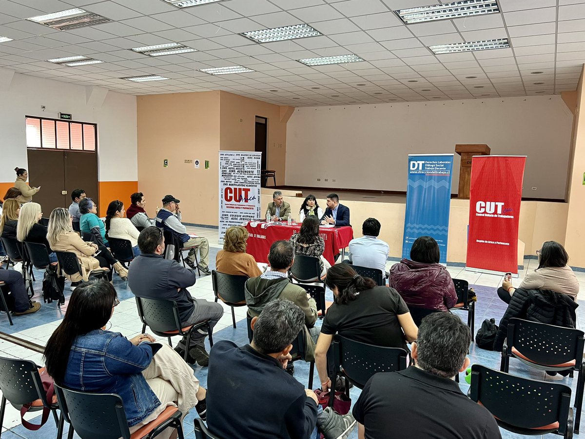 DirecDelTrabajo's tweet photo. 🔴[AHORA] Representantes de sindicatos de diversas empresas y la directiva de la @CUTaricaChile se reúnen con el director del Trabajo @pzenteno01 equipo de la @AricaDrt y del dpto. de RR.LL. para dialogar sobre la ley 21.327 y el proceso asociado a la ley de #40Horas entre otros https://t.co/0U2ixGKHzi