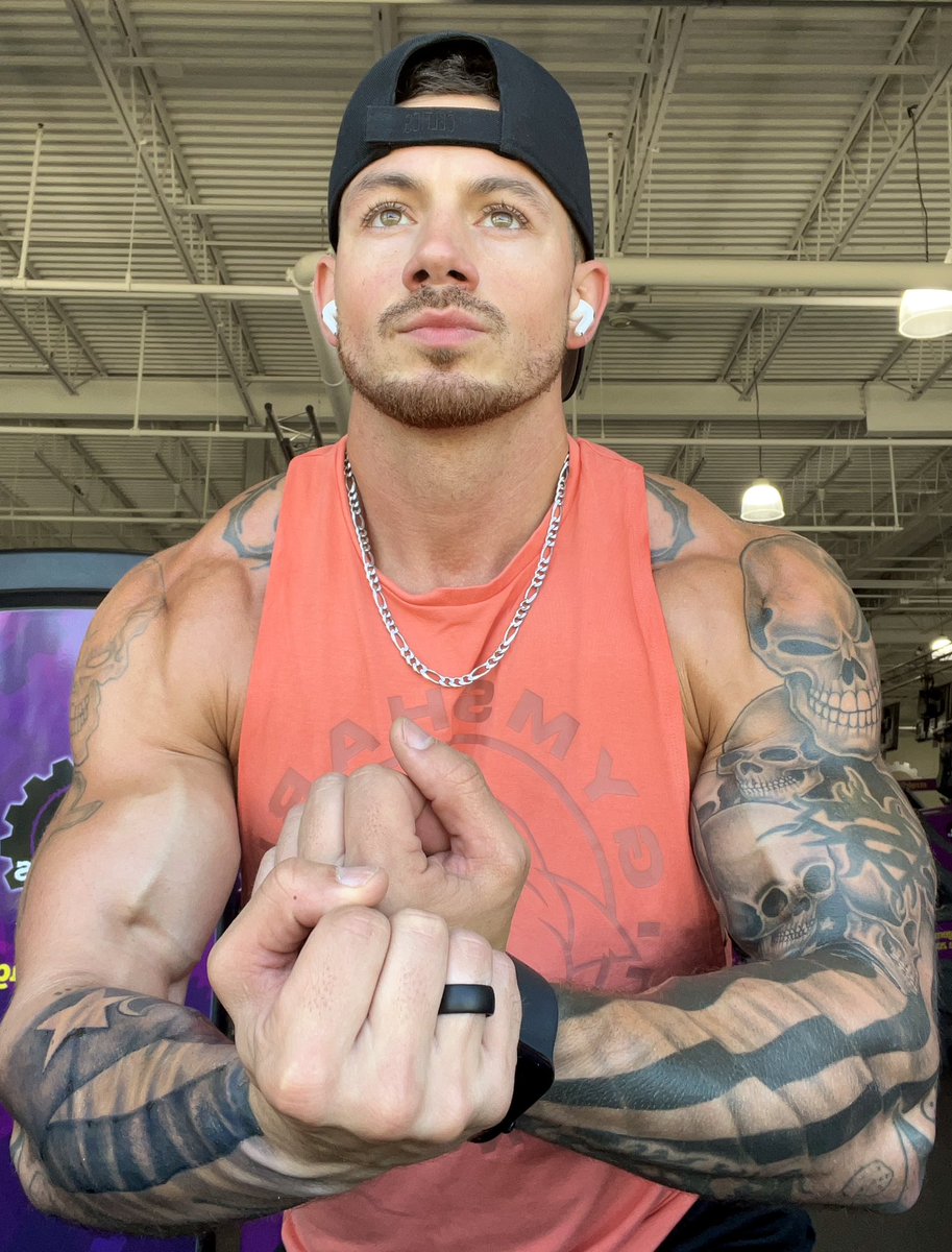 ShawnFindomGod's tweet image. On Wednesdays we work arms 💪🏼😏
#Muscles #bicepflex #tatted #gymbro