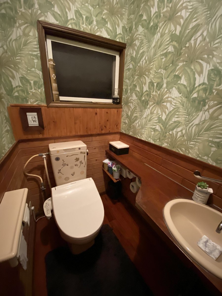 aicq2's tweet photo. 我が家のトイレ🚽DIYするする詐欺で、やっとしてみた🤍思い通り最高🌷タンポンが、花束💐みたいで好き。笑

毎日のトイレ掃除🧼床には、なにも置きたくない派なんだけど、ゴミ箱🗑️の良い方法知りたい🤔 https://t.co/OxV2P4U6Kn