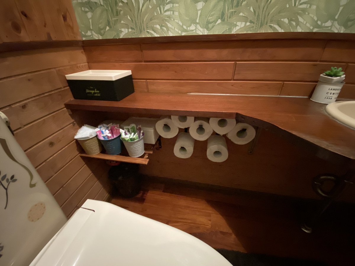 aicq2's tweet photo. 我が家のトイレ🚽DIYするする詐欺で、やっとしてみた🤍思い通り最高🌷タンポンが、花束💐みたいで好き。笑

毎日のトイレ掃除🧼床には、なにも置きたくない派なんだけど、ゴミ箱🗑️の良い方法知りたい🤔 https://t.co/OxV2P4U6Kn