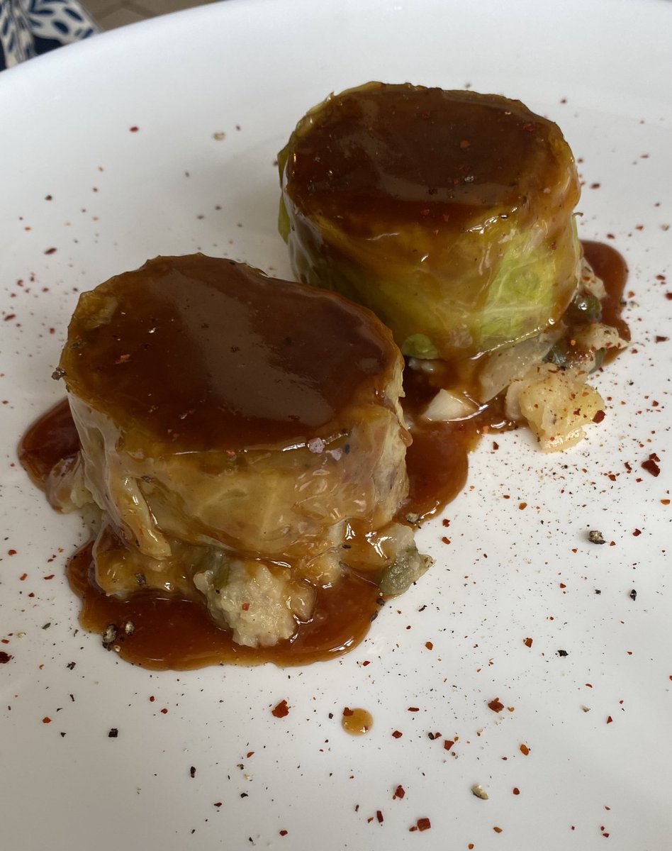 Qué Pablo Montero es uno de los mejores cocineros que ejercen en Asturias es un hecho innegable. Que la mayoría de las guías no se han enterado, también. Técnica, elegancia, sabor. Esta versión del popular repollo relleno de gochu asturcelta es un platazo.