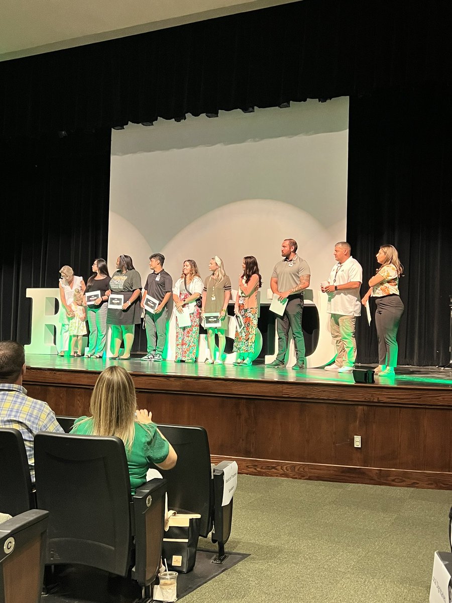 viv_ibarra's tweet photo. Welcome to @R_FISD new teachers! Thank you Education Foundation for gifting these teachers a gift card to help them set up their classrooms. https://t.co/EuULfvm17M