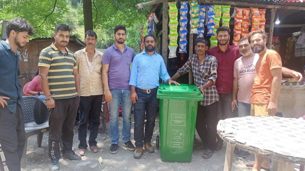 DIPRRambandic's tweet photo. #MeriMatiMeraDesh
#SwachhBharatMission
Rural Development Department distributed  Dustbins in panchayat Thopal, Batote among shopkeepers @dcramban @diprjk @Divcomjammu @DrJitendraSingh @OfficeOfLGJandK https://t.co/rGjagRVTBz