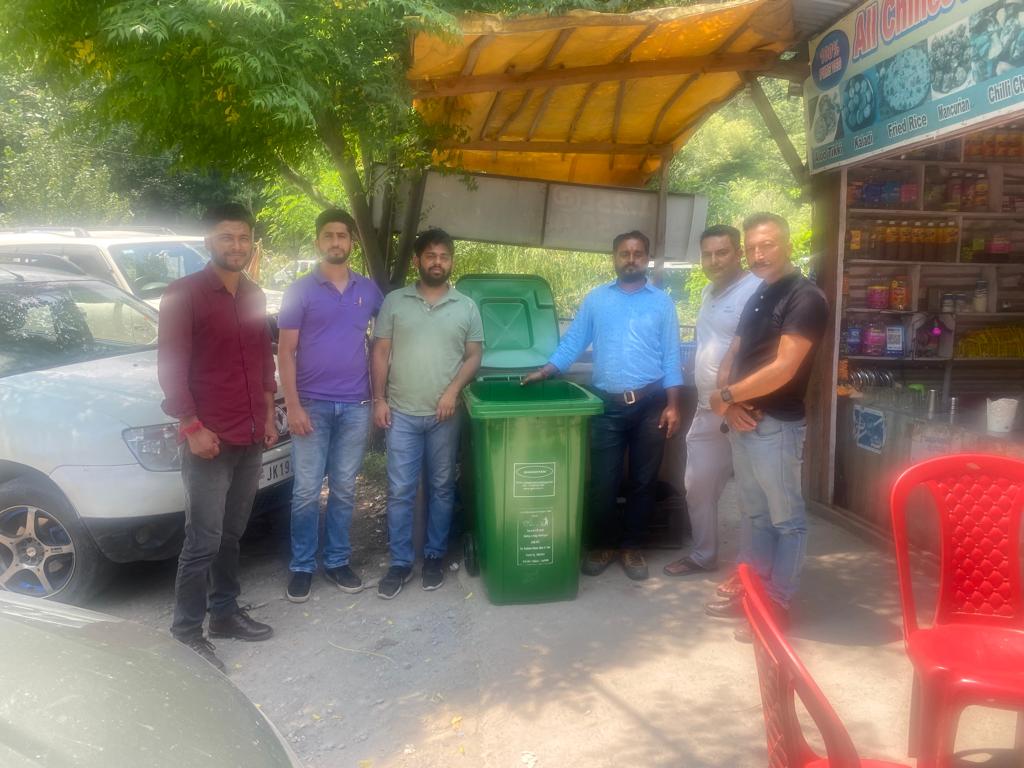 DIPRRambandic's tweet photo. #MeriMatiMeraDesh
#SwachhBharatMission
Rural Development Department distributed  Dustbins in panchayat Thopal, Batote among shopkeepers @dcramban @diprjk @Divcomjammu @DrJitendraSingh @OfficeOfLGJandK https://t.co/rGjagRVTBz